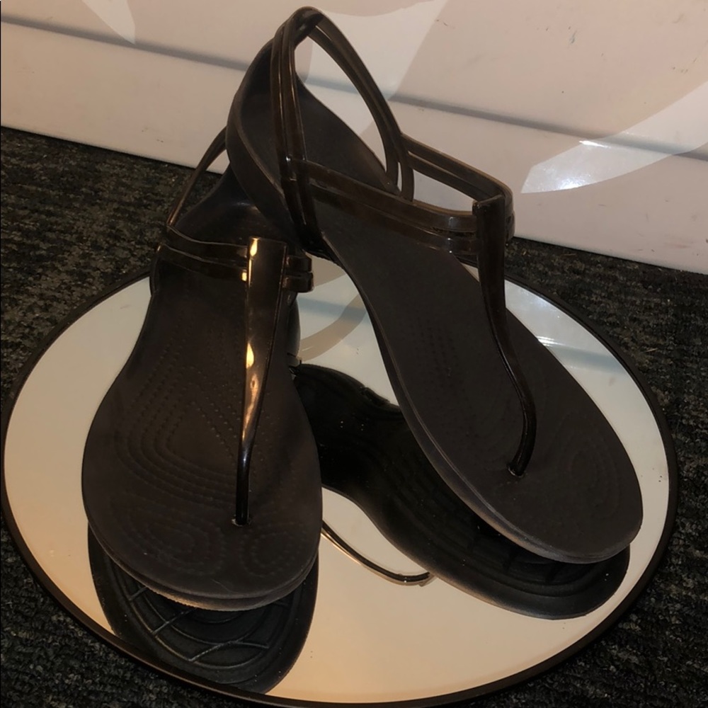 T strap black light weight crocs